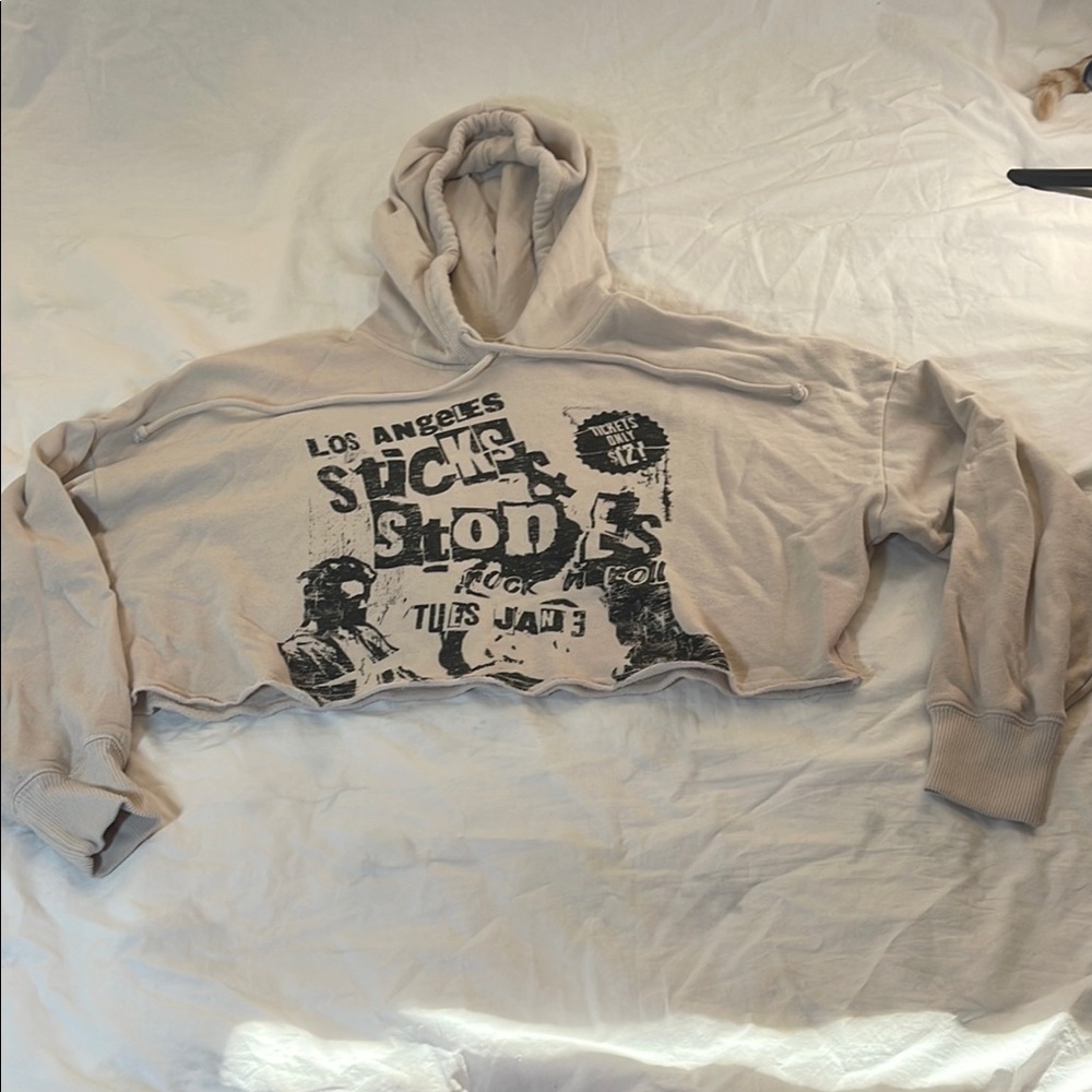 Hollister Cream Graphic Crop Seatshirt with Long Sleeves